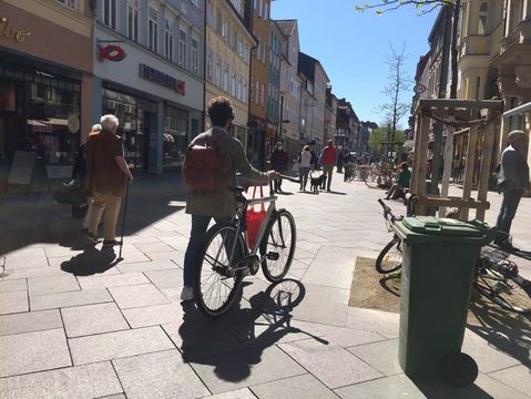 Photo of Göttingen in the sunshine. You can see the pedestrian zone and many pedestrians.
