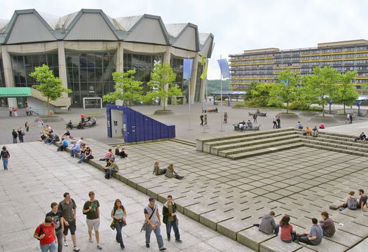 Blick auf die Ruhr-Universität Bochum mit internationalen Studierenden im Vordergrund. © Universität Bochum