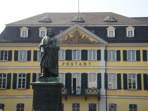Das Beethoven-Denkmal auf dem Bonner Münsterplatz vor dem historischen Postamt. © Bauz/DAAD