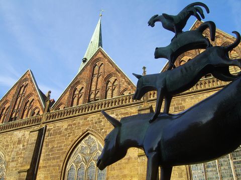 Die Statue der Bremer Stadtmusikanten vor dem Rathaus sind auch eine beliebte Sehenswürdigkeit bei internationalen Studierenden. © Bremer Touristik-Zentrale