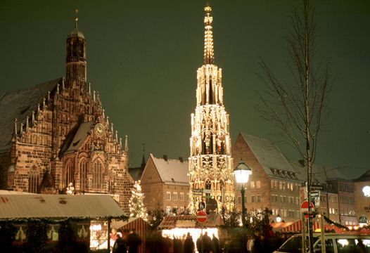 Christkindlesmarkt in front of the Frauenkirche © DAAD