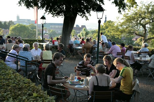 Der Biergarten des Spezikeller ist im Sommer ein beliebter Treffpunkt für Studierende in Bamberg. © BAMBERG Tourismus & Kongress Service