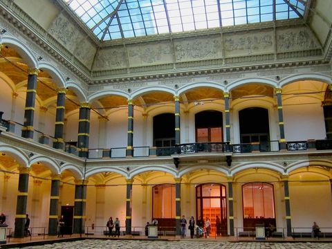 The hall of the Martin-Gropius-Bau, where students visit an exhibition. © Graff/DAAD