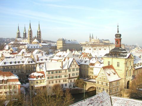 Blick über die verschneiten Dächer der Hochschlustadt Bamberg im Winter. © BAMBERG Tourismus & Kongress Service
