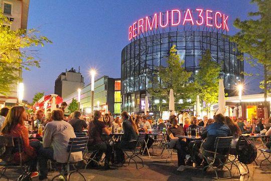 Das Bochumer Bermudadreieck an einem Sommerabend, viele Studierende sitzen draußen vor den Bars und Kneipen. © Stadt Bochum Presse- und Informationsamt