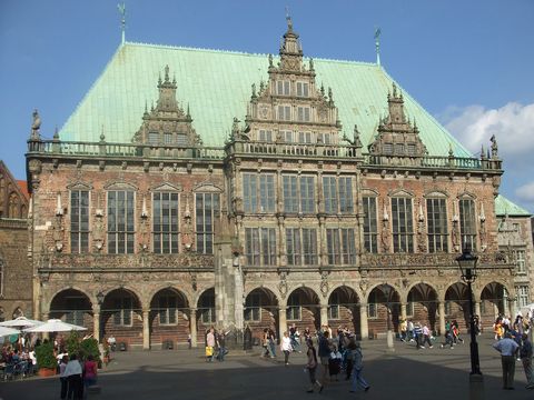 The marketplace in front of the town hall is a central meeting place for students in Bremen. © Bremen Tourist Office