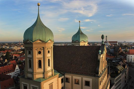 Blick von oben auf St. Ulrich und Afra, das Augsburger Stadtpanorama im Hintergrund. © Regio Augsburg Tourismus GmbH, Bild Felix Hartmann
