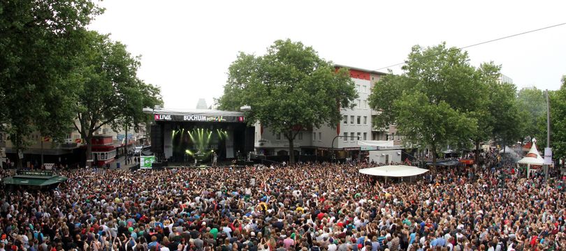Viele Studierende feiern in einer Menschenmenge vor einer Bühne beim Musikfestival Bochum Total. © Stadt Bochum Presse- und Informationsamt