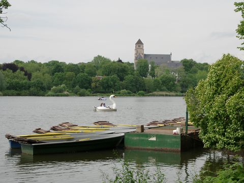 Boote auf dem Chemnitzer Schlossteich, an und auf dem Studierende entspannen können. © Brüggemann/DAAD