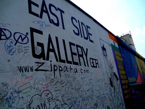 An der East Side Gallery können Studierende die Reste der Berliner Mauer erkunden.