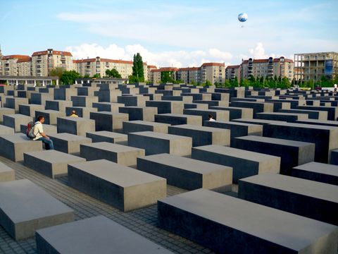 Das Berliner Holocaust-Mahnmal erinnert uns an die dunkle Geschichte Deutschlands.