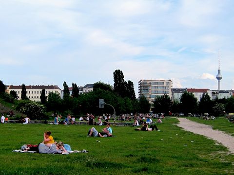Der Berliner Mauerpark ist ein beliebter Treffpunkt für Studierende, Künstler und Musiker.