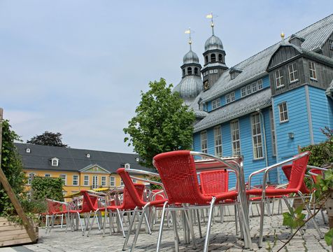 The chairs and tables of a café in front of the Marktkirche © Sebastian Rothe