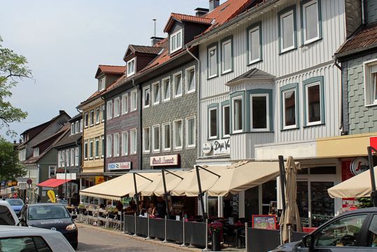 Adolph-Roemer-Straße in Clausthal-Zellerfeld is popular with students because of its gastronomy. © Sebastian Rothe