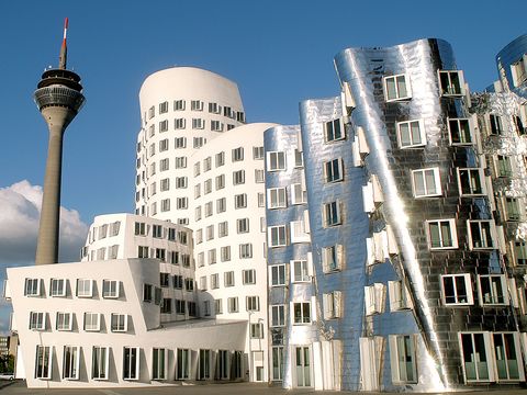 Die Gehry-Bauten im MedienHafen, im Hintergrund der Rheinturm