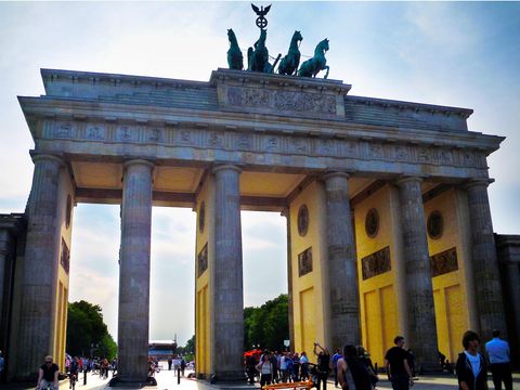 Thousands of passers-by and students walk through the Brandenburg Gate in Berlin every day. © Graff/DAAD
