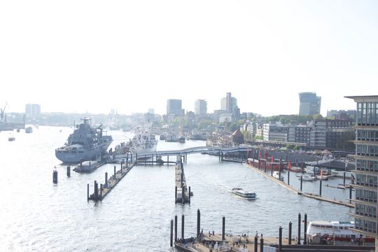 Hamburger Hafen mit Blick auf die Stadt