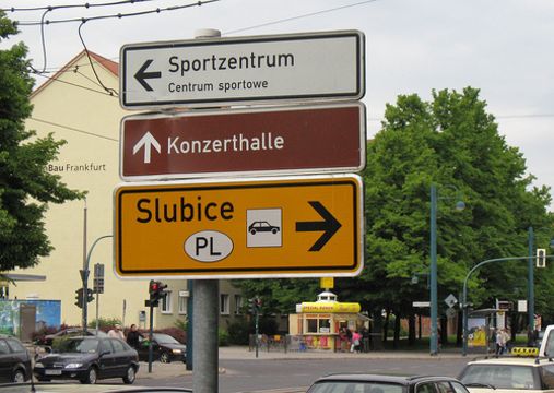 Zweisprachiges Straßenschild in Frankfurt an der Oder