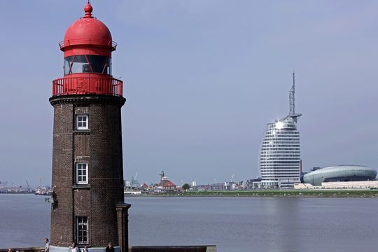 Bremerhaven Leuchtturm mit Skyline im Hintergrund. © Erlebnis Bremerhaven GmbH