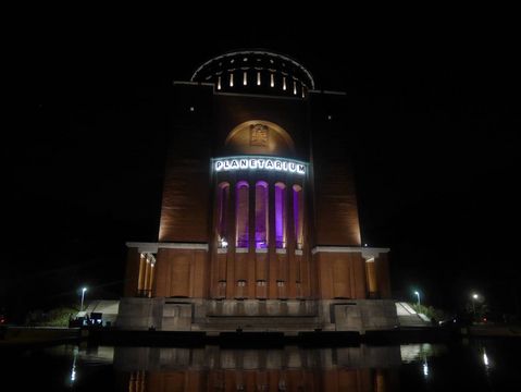 Hamburger Planetarium bei Nacht