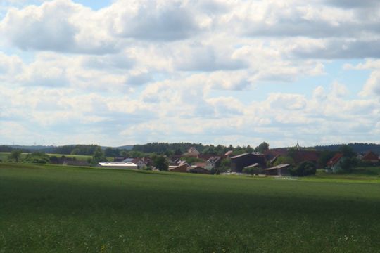 Das Dorf Breitenlesau umgeben von Wiesen, Wald und Hügeln