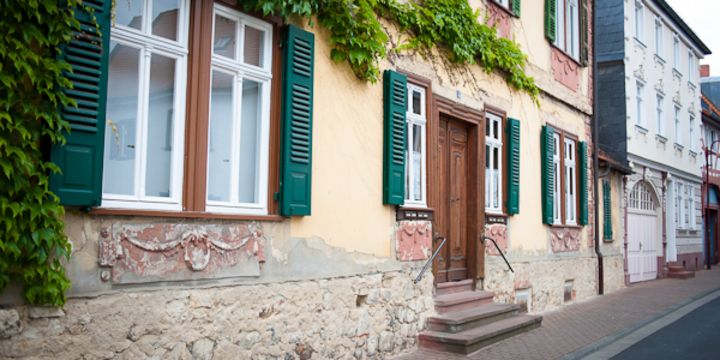 Die Färbgasse in der Altstadt zeigt schöne alte Häuser