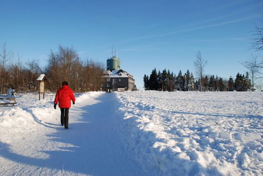 Eine Person geht im Schnee spazieren