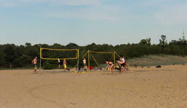 Volleyball spielen am Strand