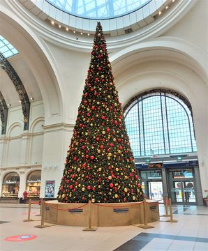 Christmas tree inside Dresden central station in 2020