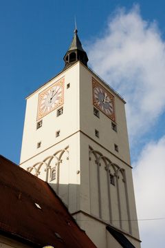 Blick auf Kirchturm mit Uhr