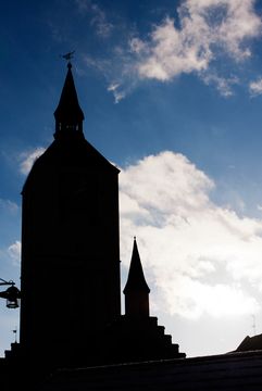 Blick auf Kirchturm am Deggendorf Stadtplatz