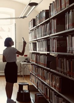 A female student browsing the library.