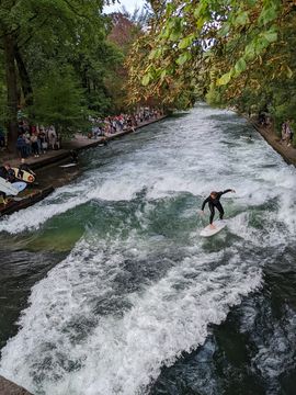 Person surfing at the Isar river