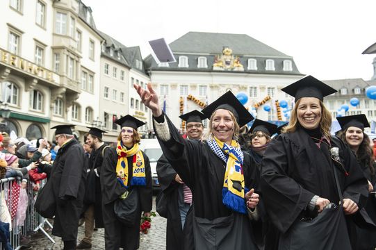 Karnevalisten der Uni Bonn werfen Kamelle