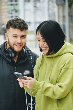 Jinmeng zeigt einem Freund Musik auf ihrem Handy