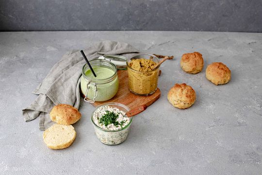 Quark-Brötchen mit drei verschiedenen Brotaufstrichen als Snack