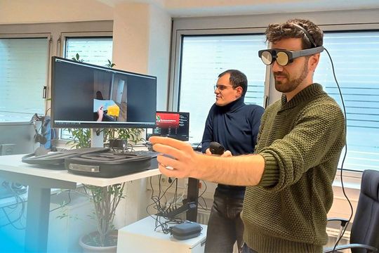 Stamatis und Mostafa testen Magic Leap 2 (Augmented-Reality-Brille), indem sie Objekte mit Handinteraktion bewegen und aktuelle Aktionen live streamen.