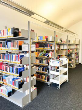 Bücherregale in der Bücherrei