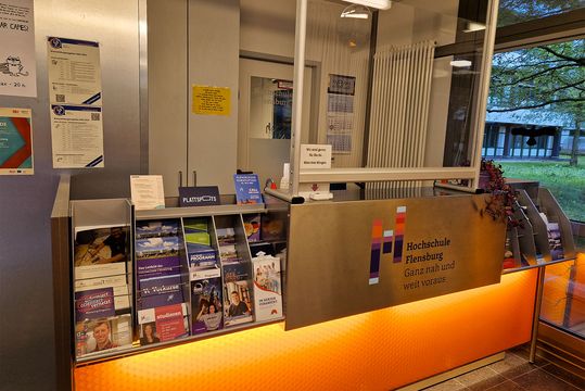 The Info Point of the University of Flensburg, with an advice booth and many brochures.