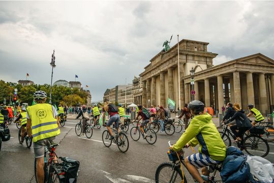 Eine Gruppe Fahrradfahrende vor dem Brandenburger Tor