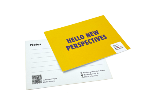 Gelbe Notizkarte mit Schrift Hello New Perspectives