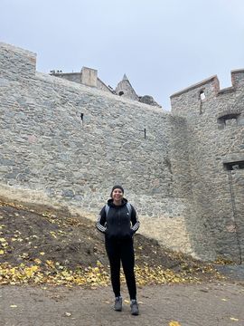 Elisa, in hiking clothes, stands in the courtyard of Frankenstein Castle.