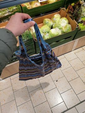 It is smart to take a cloth bag with you when shopping. It avoids waste and additional costs.