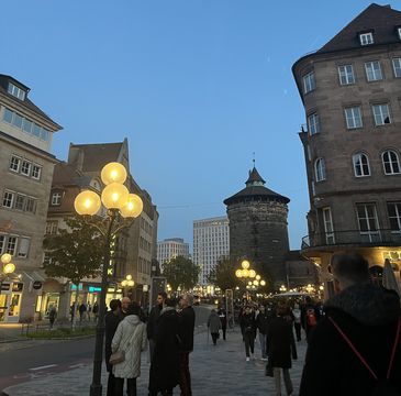 It is getting dark in Würzburg, the street lamps are already lit, the pedestrian zone is still well attended.