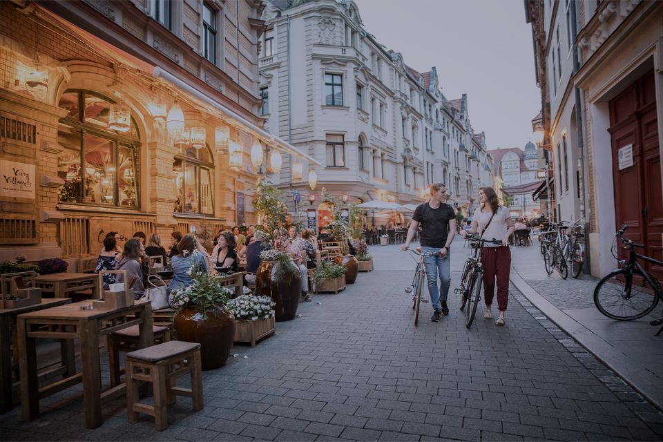 The "Kleine Uli" (Little Ulrich Street) is just 100 metres from the University Square of the University of Halle and invites you to stroll, relax, chat and celebrate with a large number of cafés, bars and restaurants.