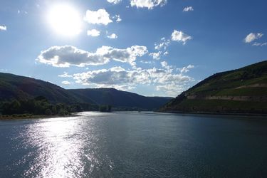Students can relax while looking at the Rhine and the vineyards near Bingen. © Esther u. Heiko Brendel