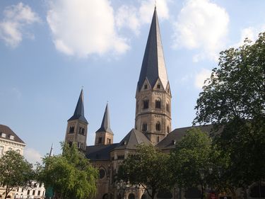 Das Bonner Münster am Münsterplatz ist ein zentraler Treffpunkt für Bonner und Studierende. © Bauz/DAAD