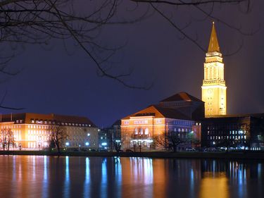 Town hall in Kiel by night © Arne List/wikicommons