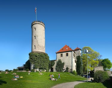 Ein Burgturm vor blauem Himmel